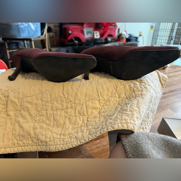 L Chase sz 6.5, suede, burgundy, barely wore, pump - Picture 5 of 5